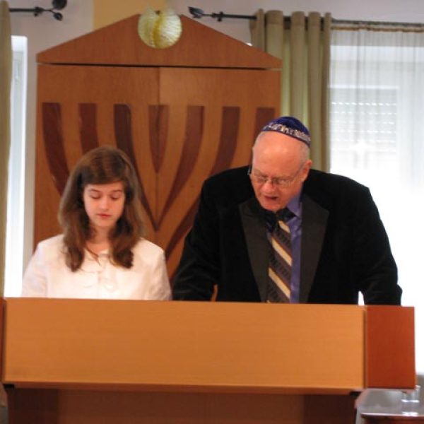 Rabbi Burt Schuman leads a Bat Mitzvah at Beit Warszawa